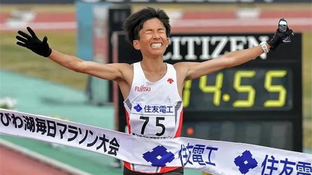 以2小時4分56秒的成績奪得冠軍 鈴木健吾打破日本馬拉松全國紀錄