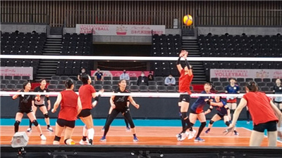 內(nèi)部交流賽中郎平率領(lǐng)的中國女排以5:0戰(zhàn)勝日本女排
